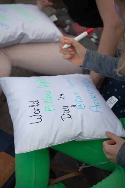 Amsterdam Netherlands Noord Holland Saturday April 2014 Pillow Fight Dam — Stock Photo, Image