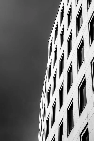 Schwarz Weißes Modernes Bürogebäude Mit Dunklem Stürmischen Himmel Der Sich — Stockfoto