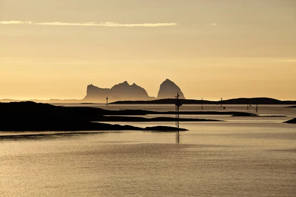 Gece Yarısı Güneşi Norveç Manzara Traena Adası — Stok fotoğraf