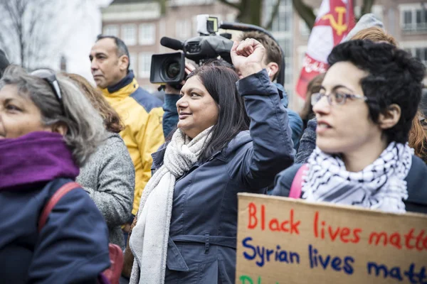 Amsterdam, Hollanda - 6 Şubat 2016: Irkçılığı ve İslamofobi'yi protesto etmek için düzenlenen 