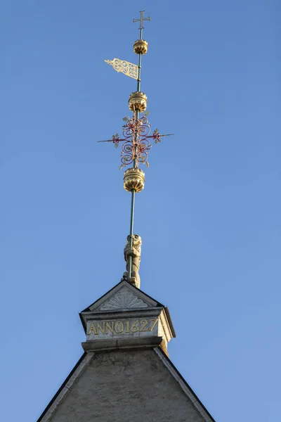 エストニアの旧タリン市庁舎の黄金のウェザーコック — ストック写真