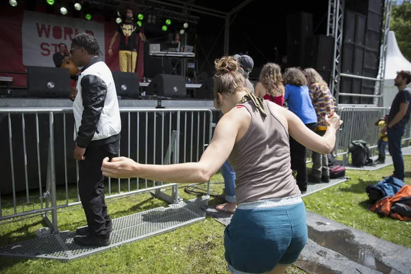 Amsterdam Países Bajos Julio 2016 Girl Dancing Concert Alternative Electro — Foto de Stock