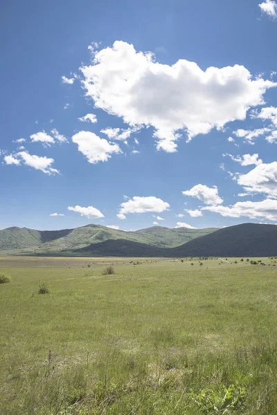 Paisagem Rural Primavera Com Campo Montanha Fundo Céu Azul Nuvens — Fotografia de Stock