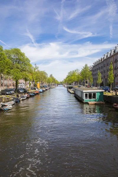 荷兰阿姆斯特丹 2017年5月23日 Lennepkade运河的视角 船上有船只 船屋和砖砌建筑 — 图库照片