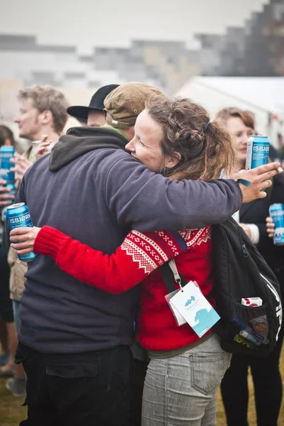 Traena Noruega Julio 2014 Personas Abrazadas Durante Concierto Cantante Noruega —  Fotos de Stock