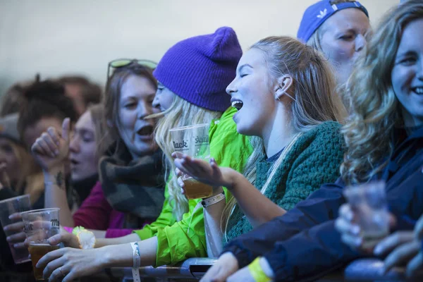 Traena Noruega Julio 2016 Público Aplaudiendo Concierto Del Músico Pop —  Fotos de Stock