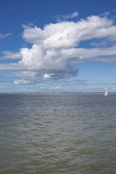 Meereslandschaft Mit Wasser Sandbank Und Weißer Wolke Garonne Mündung Bei — Stockfoto