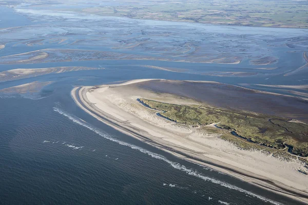 フリジア島アメランドのビーチと砂丘の空中沿岸の眺め オランダ — ストック写真