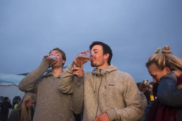Traena Noruega Julio 2016 Dos Hombres Bebiendo Cerveza Concierto Del — Foto de Stock
