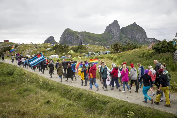 Traena, Norveç - 08 Temmuz 2015: Traenafestival sırasında Avrupa'nın en küçük eşcinsel Gururu'na katılan renkli bir grup insan, traena adasında düzenlenen müzik festivali.