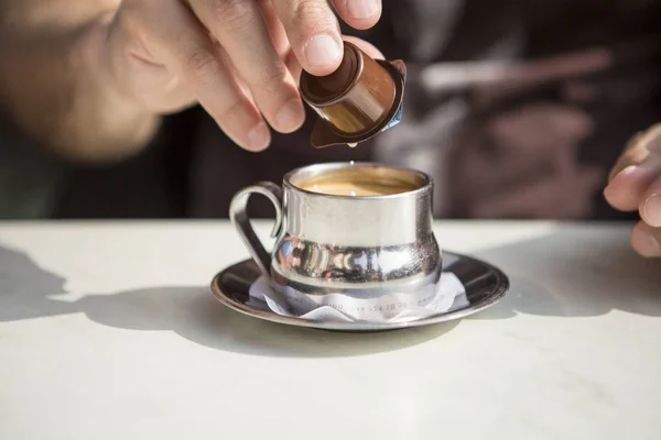 Taza Café Plata Con Mano Hombre Verter Leche Crema — Foto de Stock