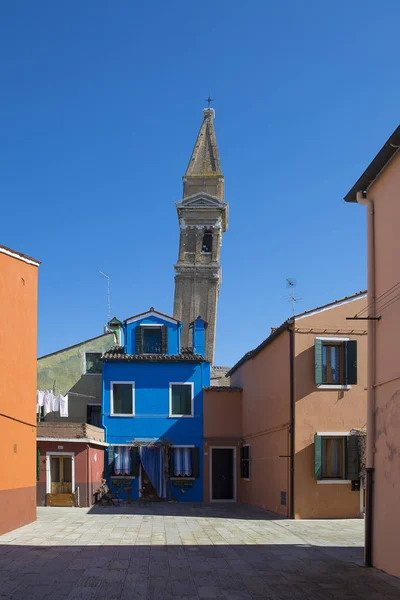 Färgglada Fasader Med Levande Färger Och Spira San Martino Kyrkan — Stockfoto