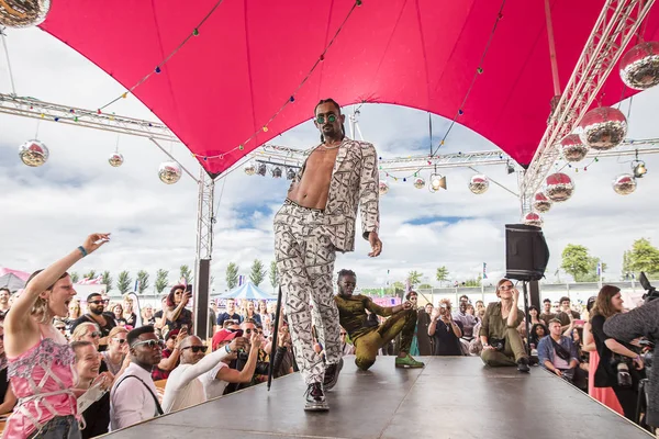 Amsterdam, Hollanda - 29 Temmuz 2017: Westerpark'taki Milkshake Festivali'nde dolar banknot luk tad. Seyirciler sahne etrafında tezahürat yapıyor
