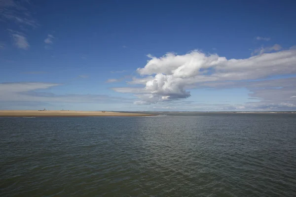 Meereslandschaft Mit Wasser Sandbank Und Weißer Wolke Garonne Mündung Bei — Stockfoto