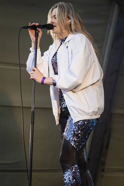 Traena, Norveç - 07 Temmuz 2016: Norveçli şarkıcı Astrid S'nin Traenafestival'deki konseri, küçük Traena adasında müzik festivali