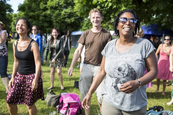 Amsterdam, Hollanda - 5 Temmuz 2015: Amsterdam Roots Open Air'de Afrika dans atölyesi, Park Frankendael'de 05/07/2015 tarihinde kültürel bir festival düzenlendi