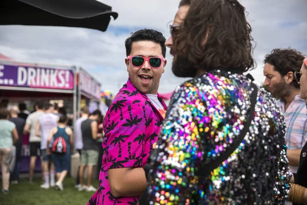 Amsterdam Países Bajos Julio 2017 Hombre Con Chaqueta Rosa Con —  Fotos de Stock