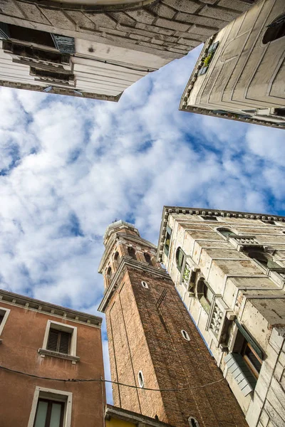 Veduta Prospettica Dinamica Del Campanile Veneziano Sotto Venezia Italia — Foto Stock