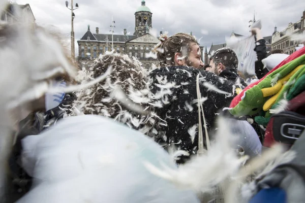 阿姆斯特丹 荷兰努尔德 2015年4月4日星期六 在大坝广场上打枕头战斗 作为世界多个城市举行的国际枕头战斗日的一部分 — 图库照片