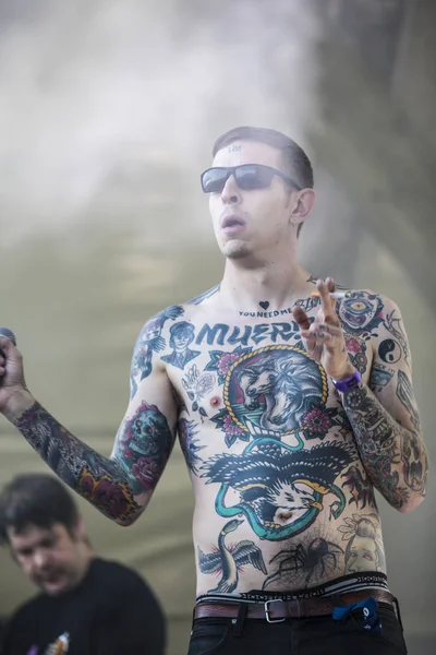 Traena, Norveç - 07 Temmuz 2016: Norveçli punk rock grubu Viagra Boys'un Traenafestival'deki konseri, traena adasında müzik festivali gerçekleşiyor