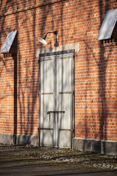 Parete Mattoni Rossi Porta Legno Con Lampada Vintage — Foto Stock