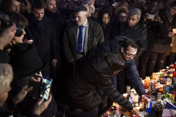 Paris, Fransa- 10 Ocak 2016: Place de la Repbublique, bombalı saldırı ve silahlı saldırı kurbanlarının anısına düzenlenen tören, Charlie Hebdo terör saldırısı ve 