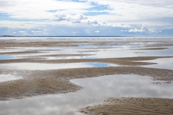 Deniz kıyısı manzarası, Royan, Fransa yakınlarındaki Garonne haliçleri.
