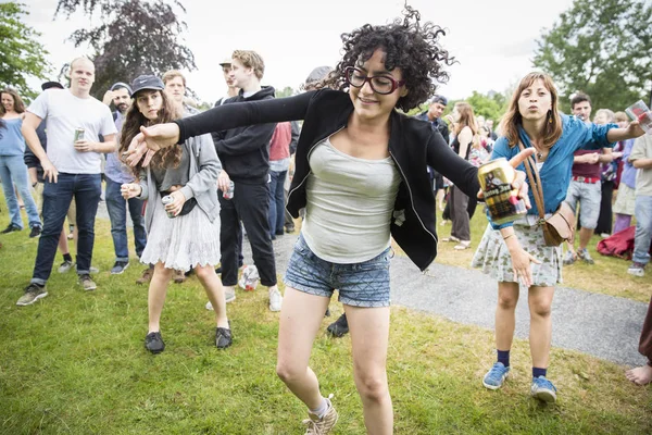 Amszterdam Hollandia Július 2015 Közönség Táncol Koncert Alatt Tunéziai Zenekar — Stock Fotó