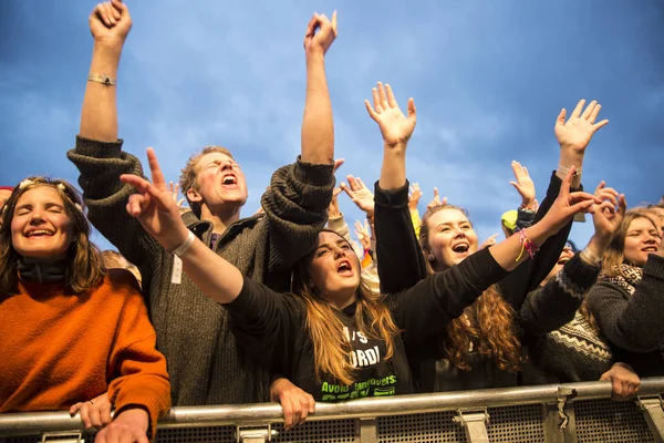 Traena Norvegia Luglio 2016 Pubblico Applaude Concerto Della Band Folk — Foto Stock