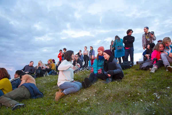 Traena, Norveç - 08 Temmuz 2016: Traenafestival'de, küçük Traena adasında gerçekleşen müzik festivalinde, gece yarısı güneşine hayran olan insanlar