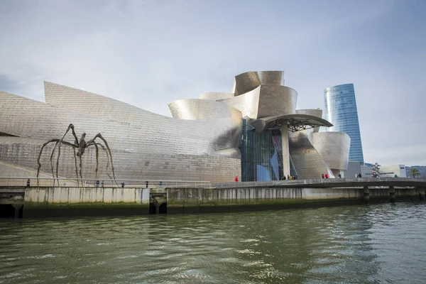 西班牙毕尔巴鄂 2016年1月30日 现代和当代艺术古根海姆博物馆 由美国建筑师Frank Gehry设计 于1997年10月落成 — 图库照片