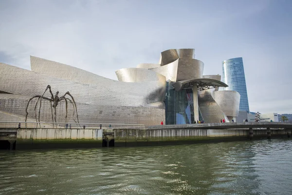 Bilbao, İspanya - 30 Ocak 2016: Amerikan mimar Frank Gehry tarafından tasarlanan ve Ekim 1997 'de hizmete giren modern ve çağdaş sanat eseri Guggenheim Müzesi.