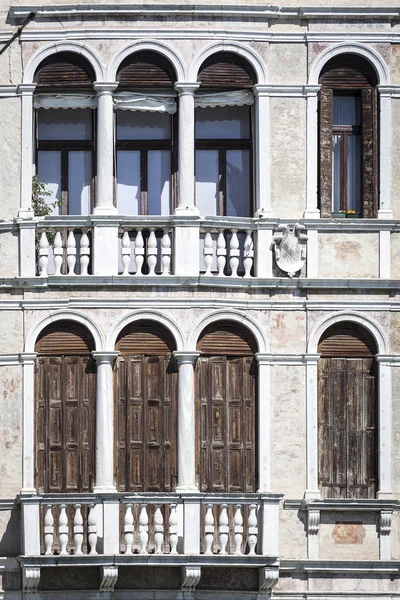 Tradycyjna Wenecka Fasada Budynku Licznymi Oknami Łukowymi — Zdjęcie stockowe