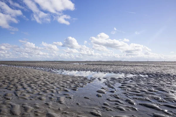 Deniz Manzarası Bulutların Alçak Gelgit Sularındaki Yansıması Waddenzee Friesland Hollanda — Stok fotoğraf