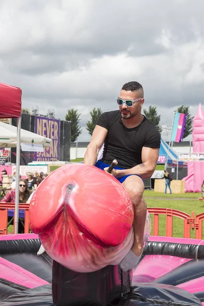 Amsterdam, Hollanda - 29 Temmuz 2017: Westerpark Milkshake Festivali'nde rodeo gibi penise binen adam