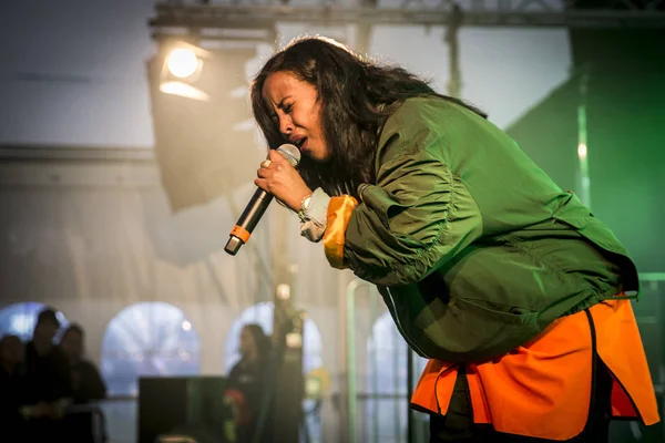 Traena, Norveç - 07 Temmuz 2016: İsveç merkezli Somalili şarkıcı Cherrie Hersi'nin Traenafestival'de konseri, traena adasında müzik festivali gerçekleşiyor