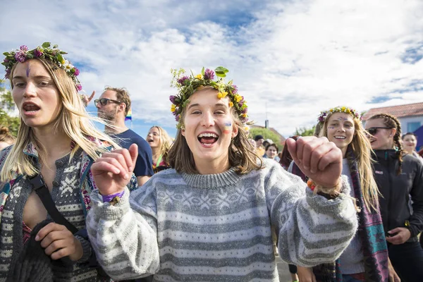 Traena Norvégia Július 2017 Virág Fej Koszorú Menetelés Ujjongott Alatt — Stock Fotó