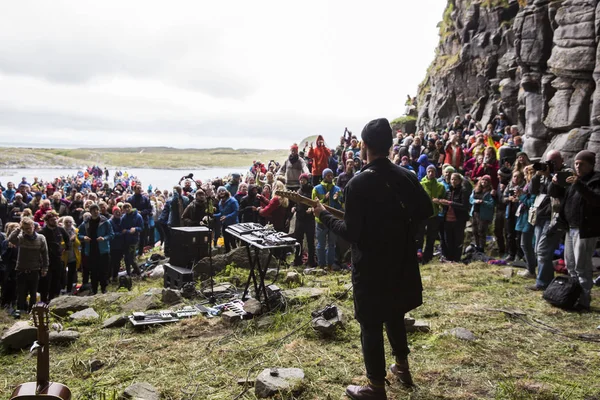 Traena, Norveç - 09 Temmuz 2016: Avustralyalı şarkıcı-söz yazarı ve müzisyen Ry X'in Traena müzik festivalinde Sana Adası'ndaki Kirkehelleren Katedralmağarası'nda konseri