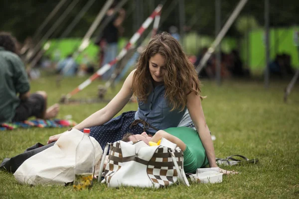 Amsterdam, Hollanda - 5 Temmuz 2015: Amsterdam Roots Open Air, Park Frankendael'de 05/07/2015 tarihinde düzenlenen kültür festivali sırasında çimlerin üzerinde yatan çift