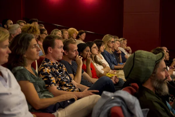 Amsterdam, Hollanda - 18 Ağustos 2016: Dünya Sineması Amsterdam'ın açılış töreninde izleyiciler, 18-27/08/2016 tarihleri arasında düzenlenen dünya film festivali