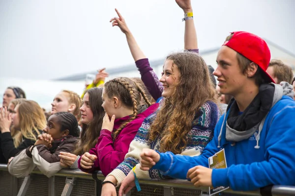 Traena, Norveç - 9 Temmuz 2016: Norveçli müzisyen ve söz yazarı Bendik'in Traenafestival'deki konserinde seyirciler tezahürat yapıyor, traena adasında müzik festivali gerçekleşiyor