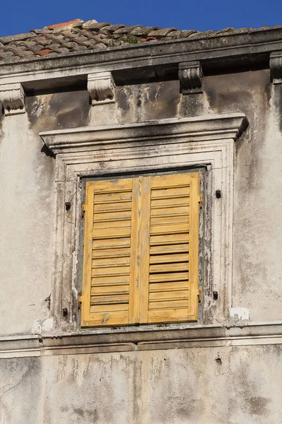 Otturatore Legno Giallo Chiuso Una Vecchia Casa — Foto Stock