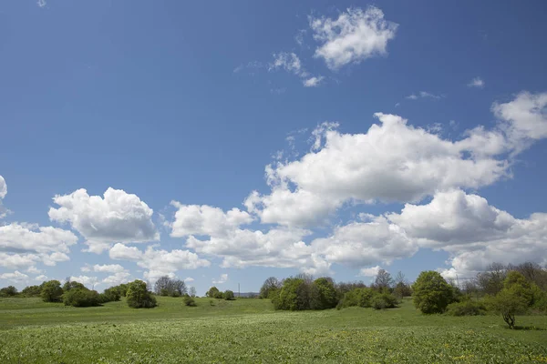 Paisaje Rural Primavera Con Campo Montaña Fondo Cielo Azul Nubes —  Fotos de Stock