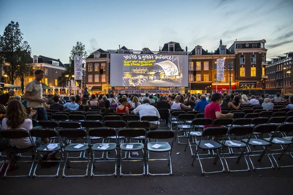 Amsterdam, Hollanda - 24 Ağustos 2016: 18-27/08/2016 tarihleri arasında düzenlenen Dünya Sineması Amsterdam'da, Marie Heinekenplein'de Arjantin filmi Road to la Paz'ın açık hava gösterimi
