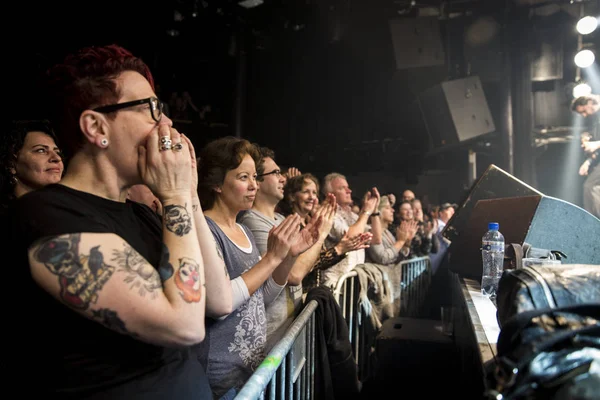 Amsterdam, Hollanda - 20 Şubat 2016: Belçikalı rock şarkıcısı Arno'nun konserinde alkışlayan hayranları, melkweg'de çıkardığı Human Incognito albümü için