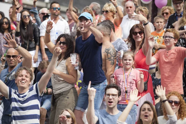 Amsterdam, Hollanda - 1 Ağustos 2015: Katılımcıların korunması insan hakları ve sivil eşitlik - Prinsengracht, Amsterdam Eşcinsel gurur geçit için yıllık olay