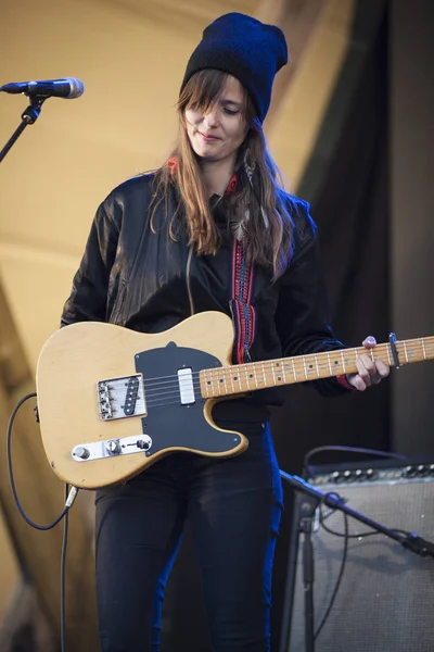 Traena, Norveç - 08 Temmuz 2016: Norveç li indie rock ve folk müziği bad Frokedal og Familien'in Traenafestival'de konseri, traena adasında müzik festivali