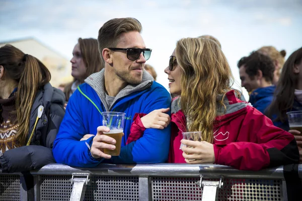 Traena Noruega Julio 2016 Público Aplaudiendo Concierto Banda Noruega Punk —  Fotos de Stock