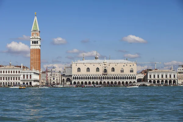 Punta della Dogana ve Basilica di Santa Maria della Salute, Venedik, İtalya 