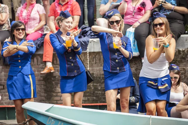 Amsterdam, Hollanda - 1 Ağustos 2015: Katılımcıların korunması insan hakları ve sivil eşitlik - Prinsengracht, Amsterdam Eşcinsel gurur geçit için yıllık olay